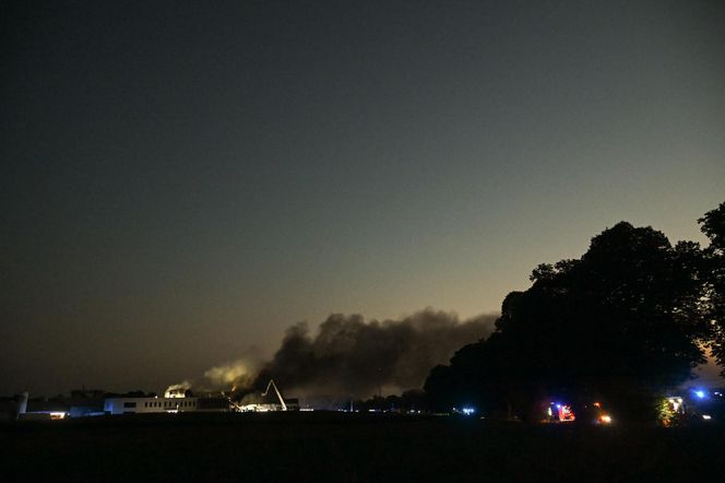 Pożar akumulatorowni na poddaszu zakładu przetwórstwa drobiu w Kawle