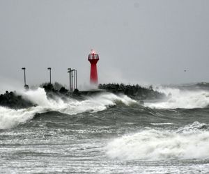 Wichury w całej Polsce, a nad morzem sztorm​! Może być niebezpiecznie...