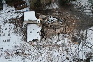 Dramat w Pilawie, zawalił się pustostan. Ściana przygniotła budowlańca, ratownicy musieli amputować nogę