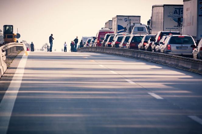 Dramatyczny wypadek na autostradzie A4. Ciężarówka wjechała w ekipę malującą pasy drogowe