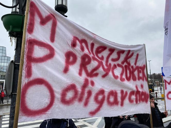 Warszawa: pracownicy MPO protestowali przed ratuszem