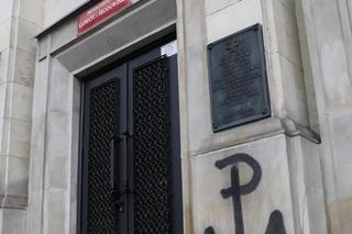 Symbole Polski Walczącej na ścianie siedziby Ministerstwa Klimatu i Środowiska w Warszawie