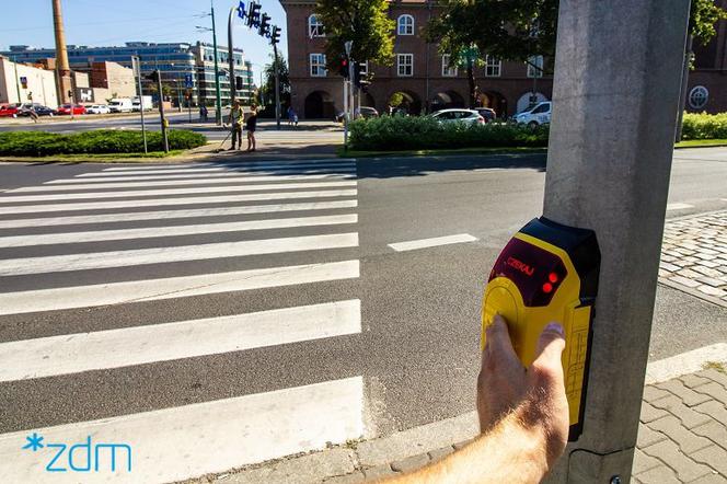 Poznań: ZDM włącza przyciski dla pieszych i rowerzystów! Będzie łatwiej o zielone!