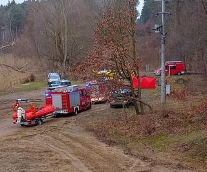 Zaździerz. Mężczyzna utonął w czasie ratowania swojego samochodu. Śmiertelny wypadek [ZDJĘCIA]