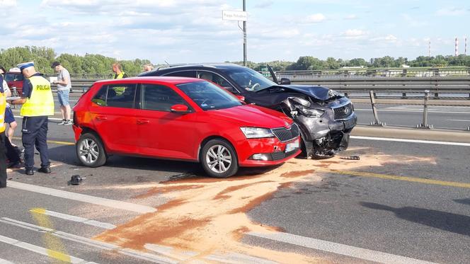 Karambol na moście Łazienkowskim. Trzy rozbite auta, jedna osoba ranna