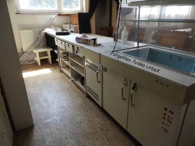 Lalka "śpiąca" w łóżku i urządzenia rehabilitacyjne. Co znajduje się w opuszczonym sanatorium przy polskiej granicy? [ZDJĘCIA]