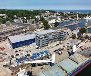 Trwają prace wykończeniowe na budowie hali kadłubowej w Stoczni Wojennej