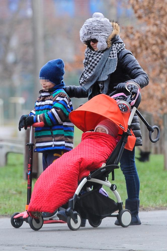 1PUBL_KATARZYNA CICHOPEK NA SPACERZE Z DZIEĆMI