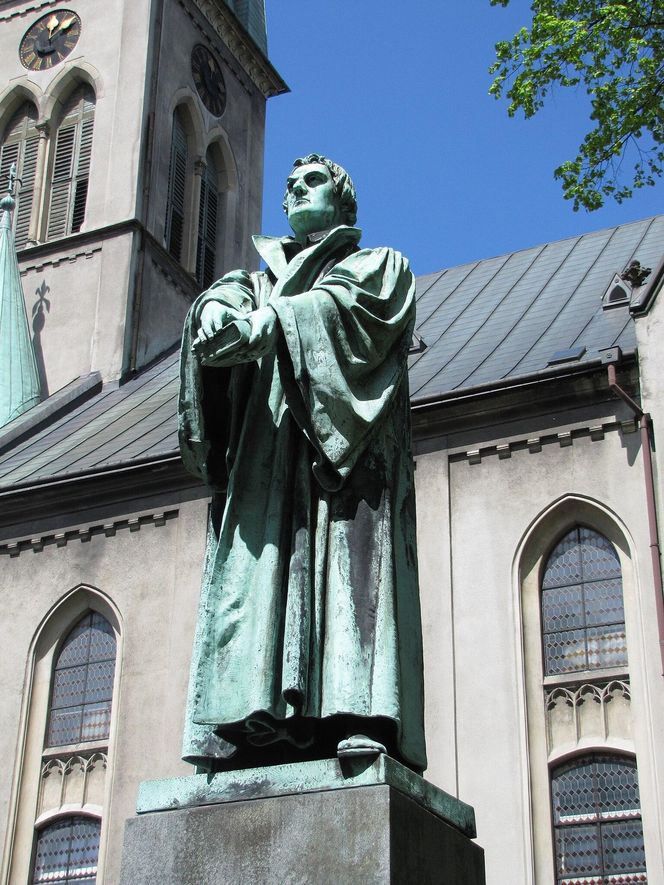 Pomnik Marcina Lutra -  jedyny w Polsce monument tego teologa i reformatora religijnego.