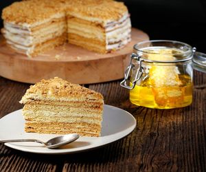 Ciasto Marlenka z miodem. Gwarantuje nie tylko doskonały wygląd, ale i niezapomniany smak