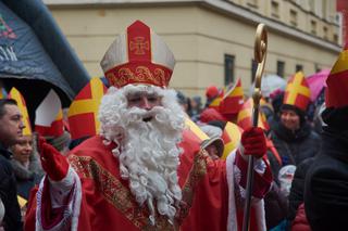 Setki Mikołajów w centrum miasta. Orszak św. Mikołaja w Lublinie