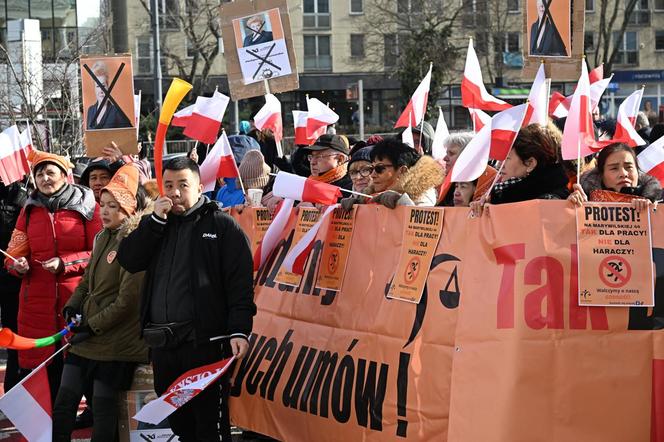 Protest kupców z Marywilskiej przed ratuszem