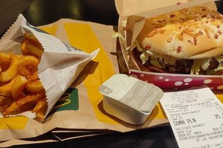 Zjadłam Burgera Drwala w Polsce i w Czechach. U nas królują kurki. A tam? Tego się nie spodziewaliście!