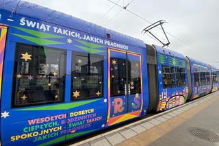 Na tory w Warszawie ruszył świąteczny tramwaj. Na nim choinki, gwiazdki i życzenia