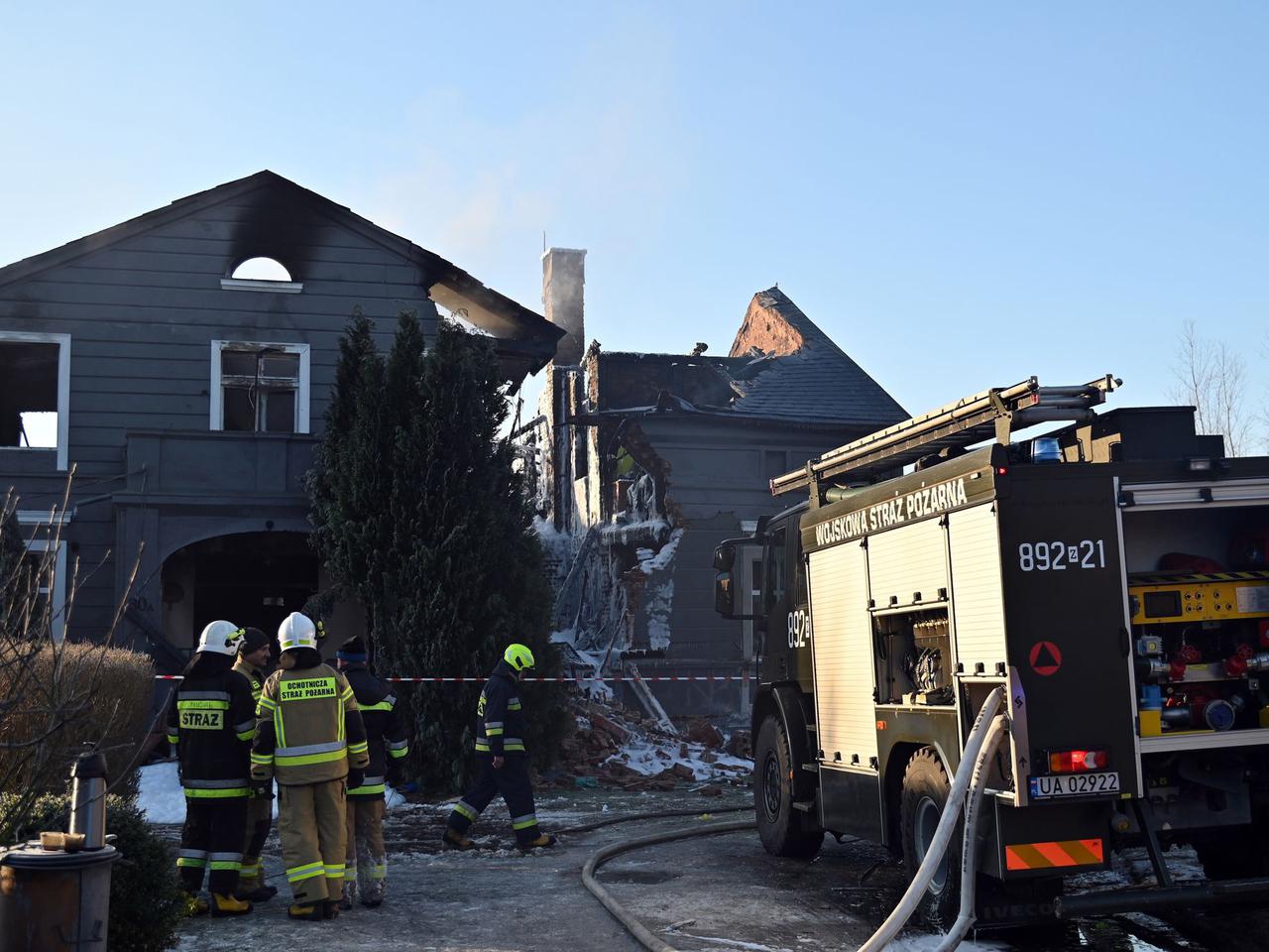 Pożar doszczętnie zniszczył dom pod Gryficami. Eksplodowały butle gazowe [ZDJĘCIA]