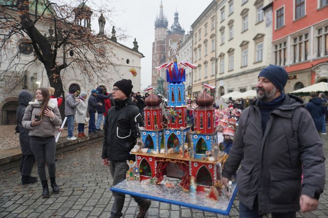 Wystawa szopek na Rynku Głównym w Krakowie przed 82. edycją konkursu