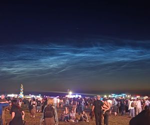 Niesamowite zjawisko widoczne z pola Festiwalu Open'er 2025! Obłoki srebrzyste na kaszubskim niebie [GALERIA] 