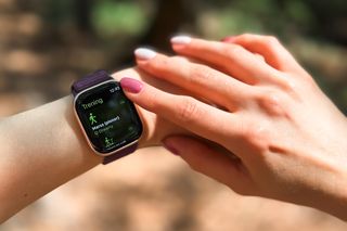 Przez kilka miesięcy ćwiczyłam z zegarkiem Apple Watch Series 10. To prawdziwy trener osobisty i koordynator zdrowia w jednym urządzeniu