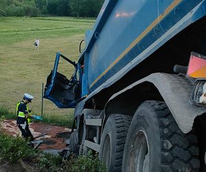 Kierowca wywrotki taranował wszystko na swojej drodze. Nieoczekiwany zwrot.