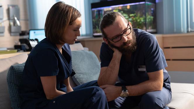 Na dobre i na złe odc. 732. Artur Bart (Piotr Głowacki), Julka Burska (Aleksandra Hamkało)