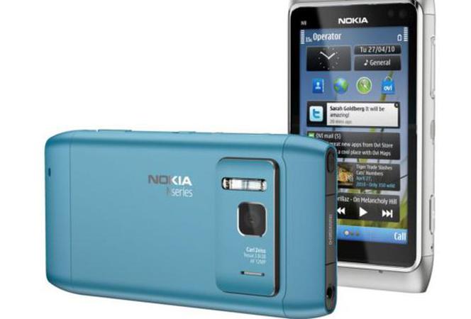 Nokia N8 w kolorze srebrnym i niebieskim (błękitnym)