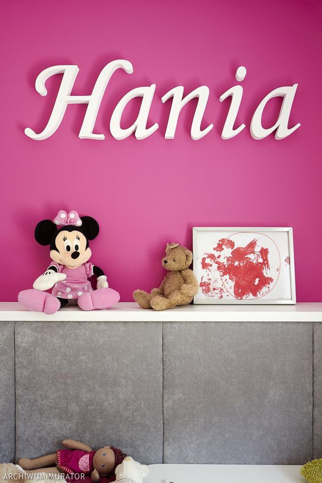 Rado0sny różowy kolor ścian w pokoju dziecka