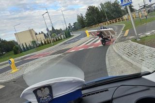 Załadował drzwi na motorower i ruszył w miasto. Nawet policjantów zdziwił ten widok