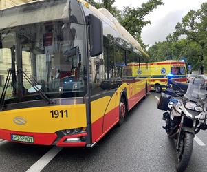 Dramat pod ambasadą. Uderzyła w autobus, potrąciła ojca. Oboje są w szpitalu