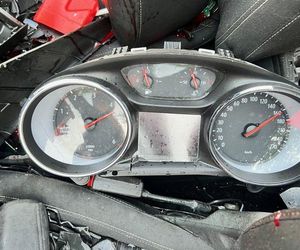 Pyskowice. Nie żyje młody kierowca. Z opla niewiele zostało, wskazówka na liczniku zatrzymała się na 160 km/h