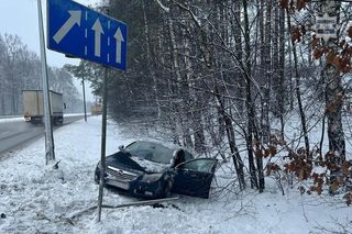 Ścięła znak, latarnię i wjechała do rowu. 20-latka z Żor nie wiedziała o alercie RCB?