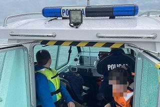 Akcja ratownicza na jeziorze Drwęckim. Łódź zaczęła napełniać się wodą [ZDJĘCIA]