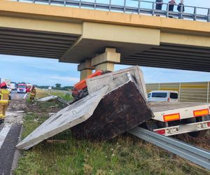  Wypadek na A2 pod Zgierzem. Kierujący tirem uderzył w wiadukt