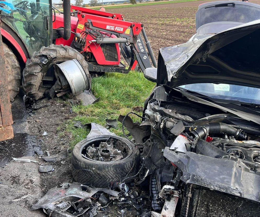 Drogowa demolka pod Rawiczem. Osobówka huknęła ciągnik, aż urwały się koła