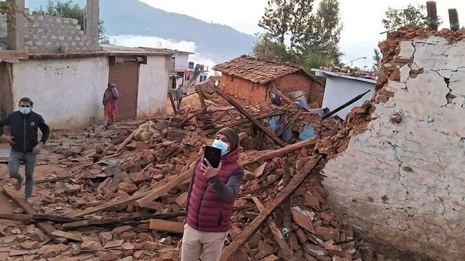 Trzesięnie ziemi w Nepalu. Policja: Ponad 100 ofiar śmiertelnych, setki rannych [ZDJĘCIA]