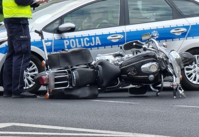 Zmiótł seatem motocyklistę. Koszmarny wypadek na Pradze