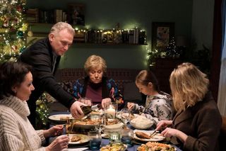 M jak miłość odc. 1854. Judyta (Paulina Chruściel), Marysia (Małgorzata Pieńkowska), Artur Rogowski (Robert Moskwa), Barbara (Teresa Lipowska), Hania (Wiktoria Basik)