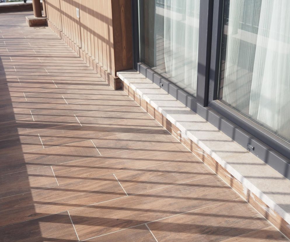 Płytki balkonowe 2026 – trendy i renowacja starego balkonu bez kucia