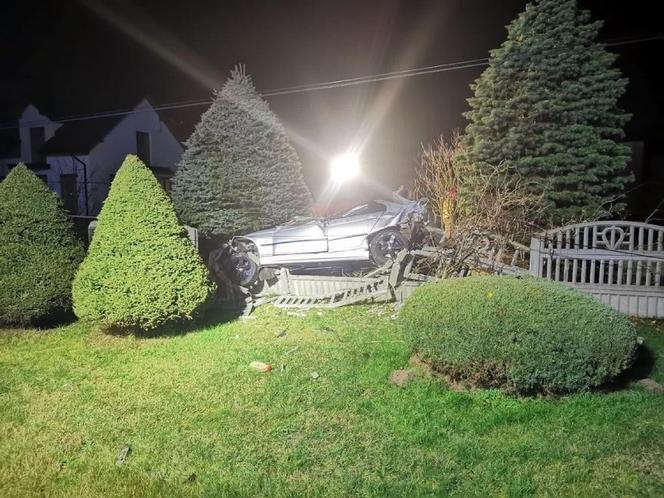 Nieczajna Górna. Bmw huknęło w betonowe ogrodzenie. Nie żyje 20-letni kierowca, pasażer trafił do szpitala