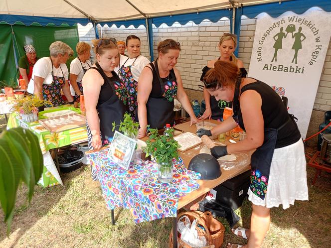 Mimo wyjątkowo upalnego dnia, panie z lokalnych KGW ulepiły w Pierogu setki przepysznych pierogów!