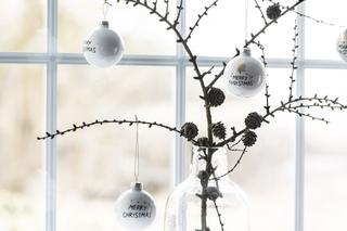 Kolory Bożego Narodzenia - białe bombki, zastawa i dekoracje