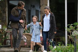 M jak miłość, odc. 1757. Magda (Anna Mucha), Nadia (Mira Fareniuk), jej ojciec Dima (Michaił Pszeniczny)