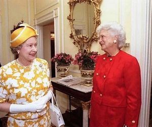 Ugoszczą Nawrockiego jak królową Elżbietę