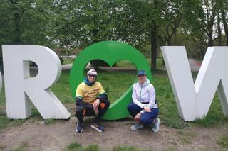 25 maratonów w 25 dni! W ten sposób pomaga dziewczynce cierpiącej na bardzo rzadką chorobę