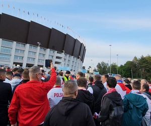 Kibice skandują Lewandowski pod stadionem w Helsinkach