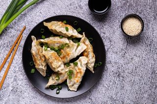 Gyoza jak z japońskiego street foodu – przepis, który pokochasz od pierwszego kęsa