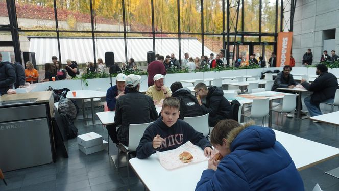 Tłumy na otwarciu Popeyes w Olsztynie. Rekordzista czekał w kolejce ponad 20 godzin