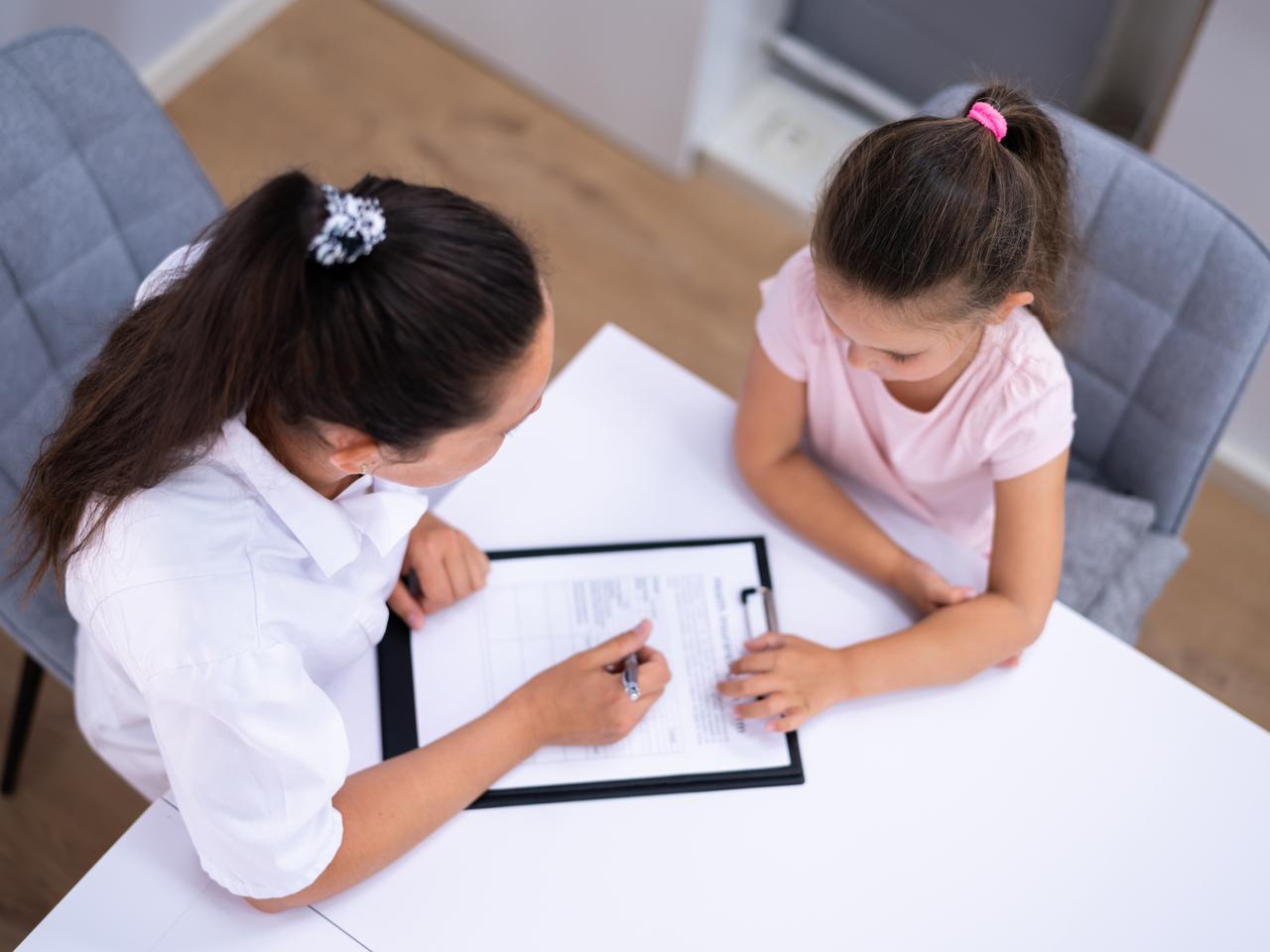  Jakie objawy sugerują, że rodzice powinni udać się z dzieckiem do psychiatry dziecięcego?