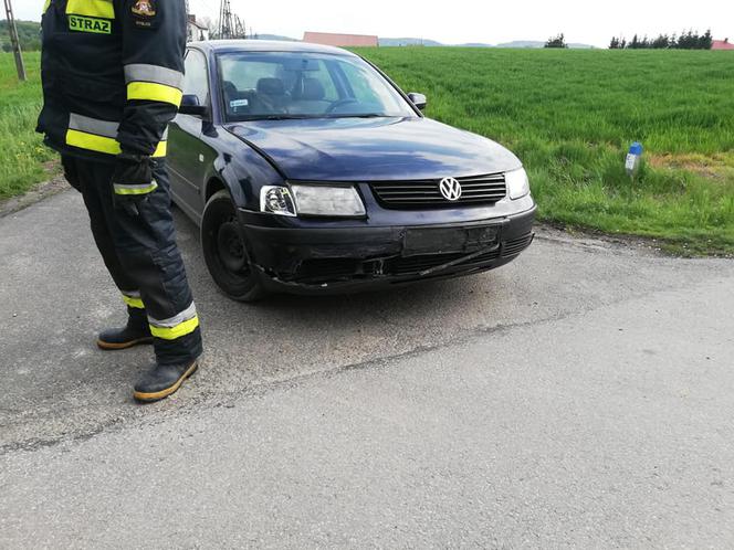 Nissan wylądował w rowie po zderzeniu z volkswagenem. Kolizja w Lubczy