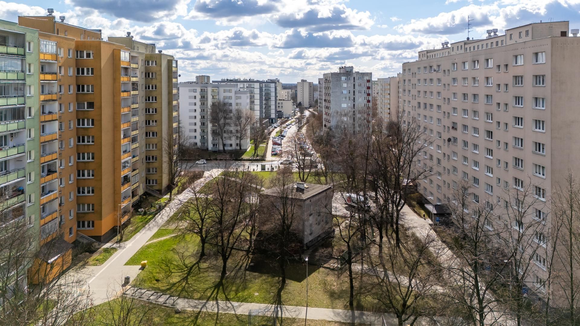 Dom jednorodzinny między blokami przy alei Lotników 26 w Warszawie