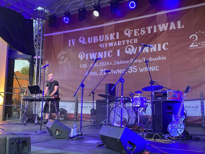  IV Lubuski Festiwal Piwnic i Winnic w Zielonej Górze. Koncert zagrał Czesław Śpiewa